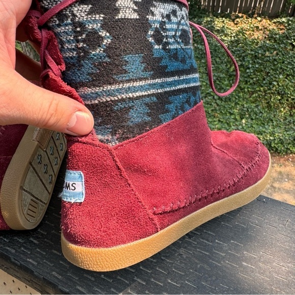 Toms Women’s Red Suede Aztec Print Faux Fur Wrap Laces‎ Moccasin Boots Size 6.5 - Picture 8 of 9